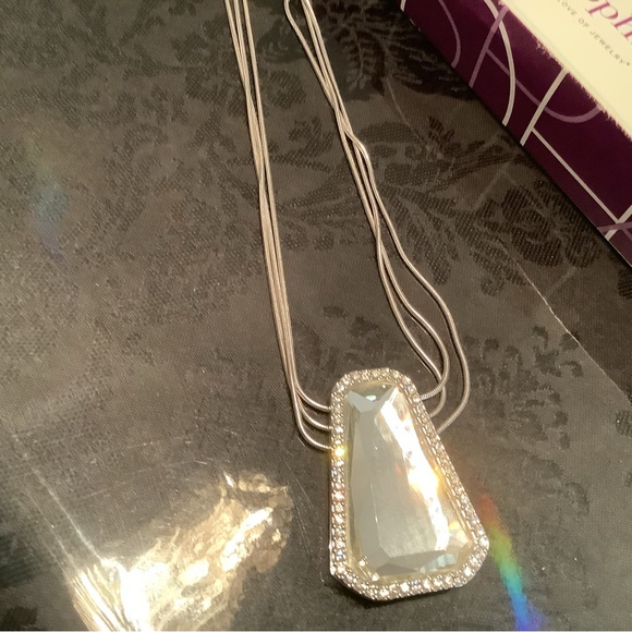 New LiaSophia Crystal Necklace - Picture 2 of 3